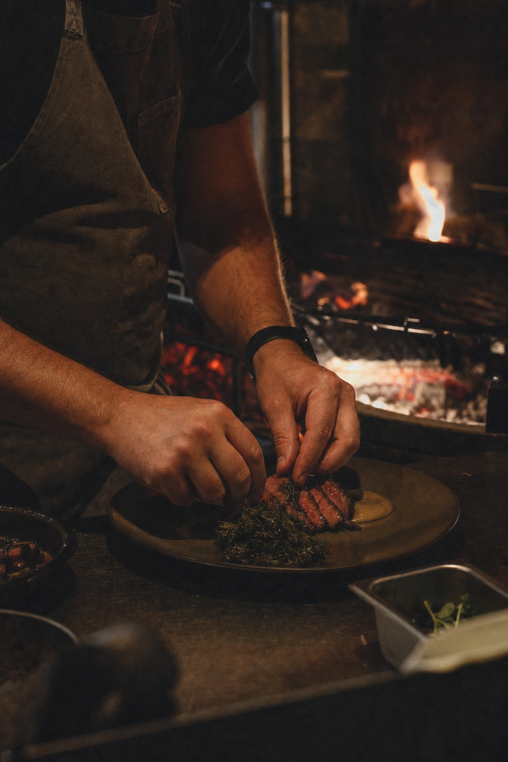 Ved grillen — glør og hender i arbeid